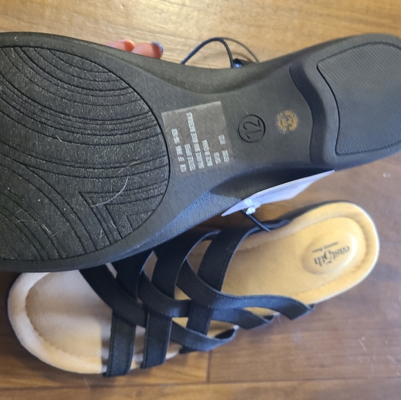 NWT East 5th memory foam black strappy slide on sandals - Picture 4 of 5